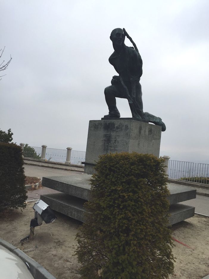 L'opera del Munciguerra, fotografata prima dei lavori che negli ultimi mesi hanno interessato il belvedere