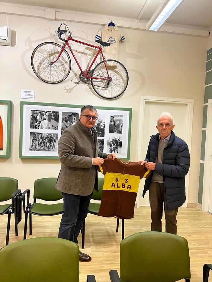 Alba: il campione di ciclismo Matteo Cravero dona una maglia storica per la Sala dello Sport “Albino Gallina”