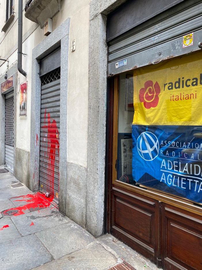 La torre civica di Cuneo, illuminata con i colori dell'Ucraina