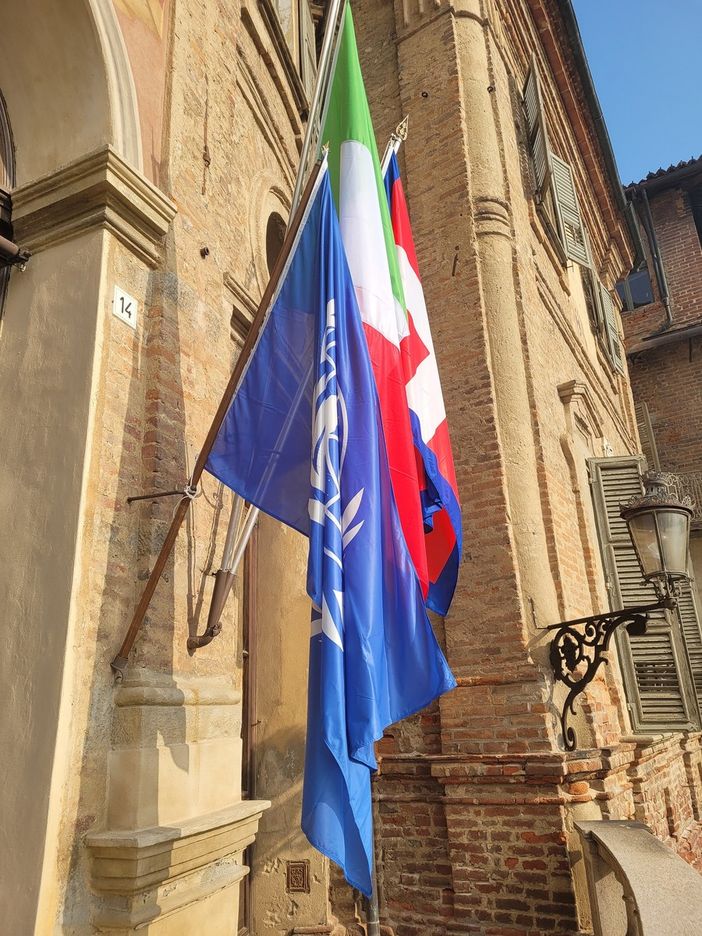 Anche sul Municipio di Bra sventola la bandiera dell’ONU