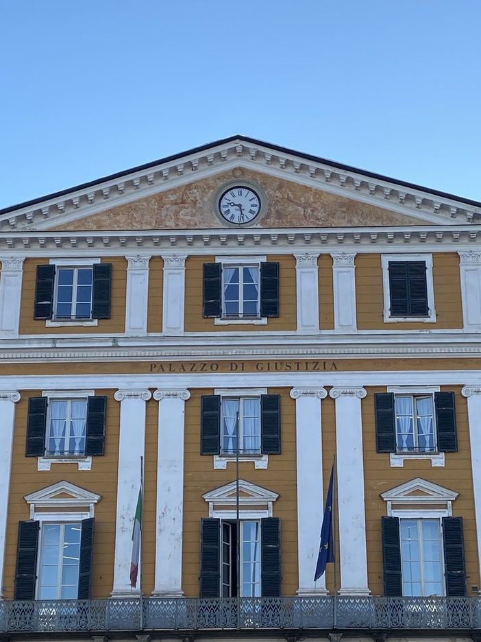 "Mi ha minacciato con un taser": condannati due ex coniugi per violenza privata