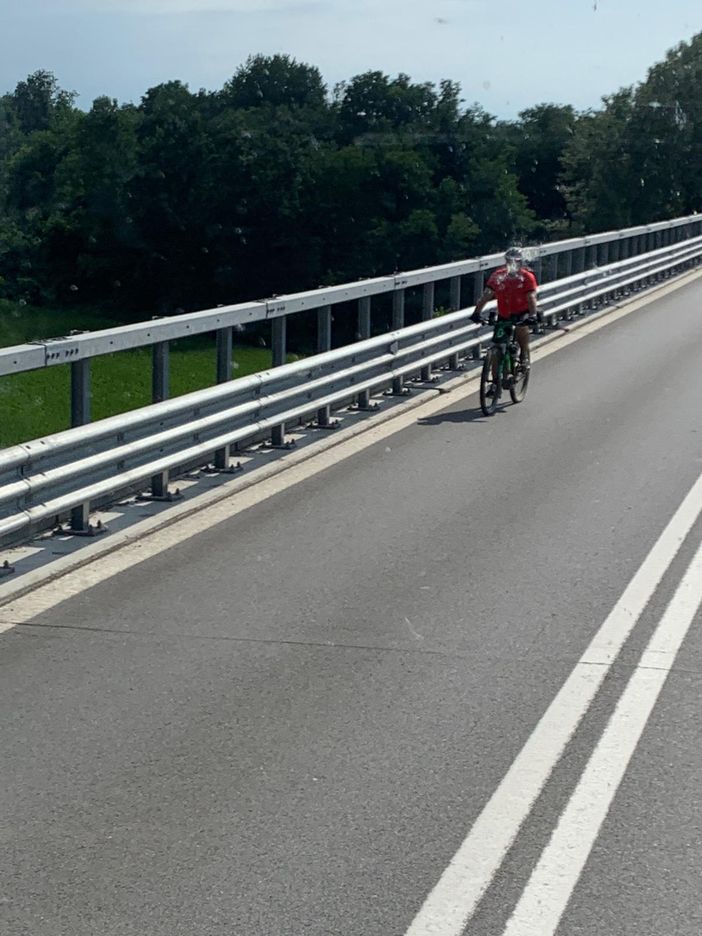 Bici sul raccordo autostradale a Fossano, la segnalazione di un nostro lettore