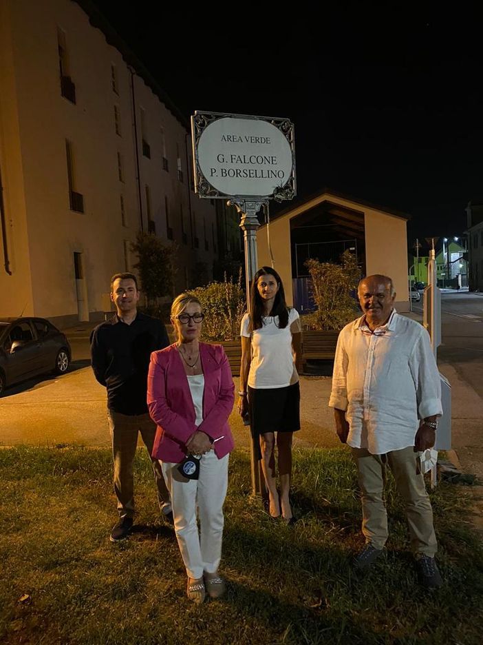 La capogruppo di Fratelli d'Italia Annalisa Genta al termine del Consiglio aperto di ieri insieme alla parlamentare Monica Ciaburro ai colleghi di partito Roberto Russo e William Casoni