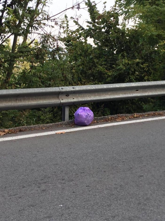 Cherasco, ogni settimana quel sacchetto di rifiuti abbandonato sulla salita vecchia