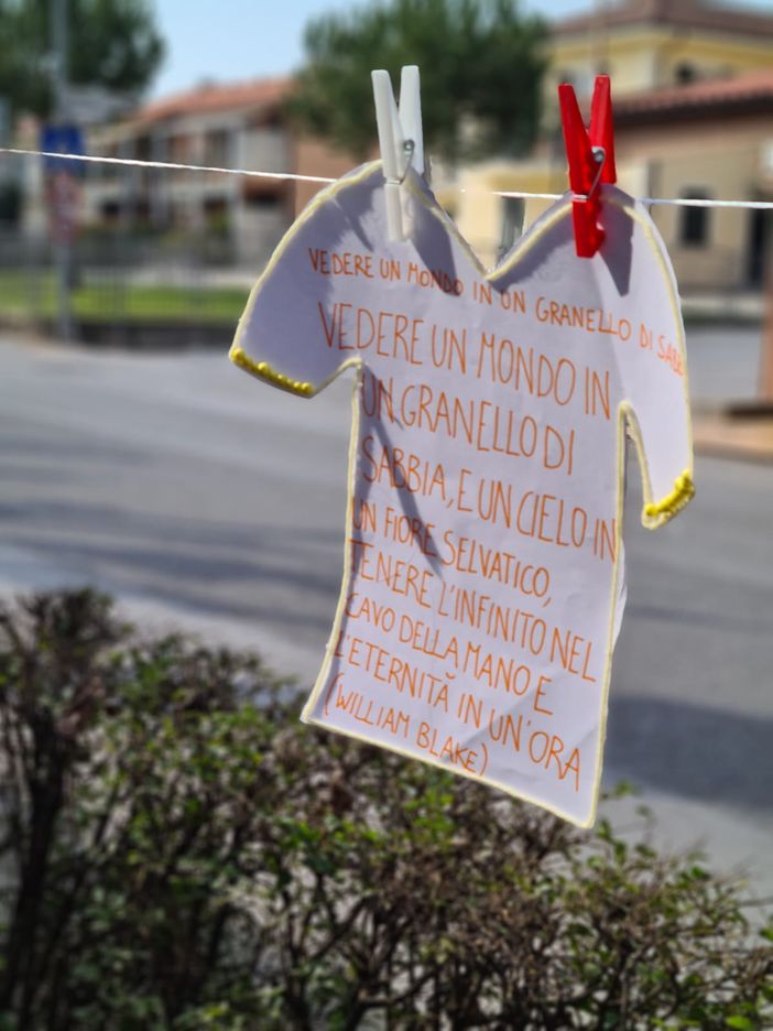 A Carrù la primavera sboccia con centinaia di poesie "stese" dagli studenti sugli alberi del viale