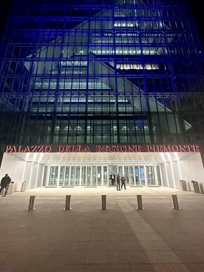La scritta «Palazzo della Regione Piemonte» s’illumina di arancione per la vittoria di Jannik Sinner