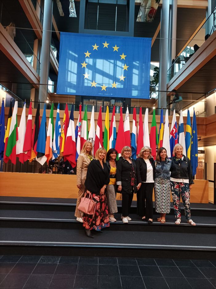La delegazione a Strasburgo: da sinistra la Consigliera di parità regionale supplente della Liguria Irene Mercuri; per l’Emilia Romagna Sonia Alvisi; la Consigliera di parità regionale effettiva della Liguria Laura Amoretti; per il Piemonte Anna Mantini; per Asti Loredana Tuzii; per il Friuli Venezia Giulia Anna Limpido; per Vercelli Lella Bassignana