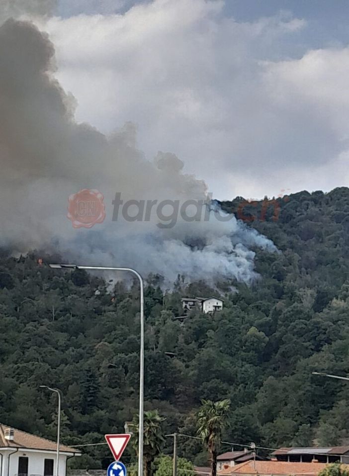 Revello, incendio in località Morra San Martino (FOTO AIB) Revello, incendio in località Morra San Martino (FOTO AIB)