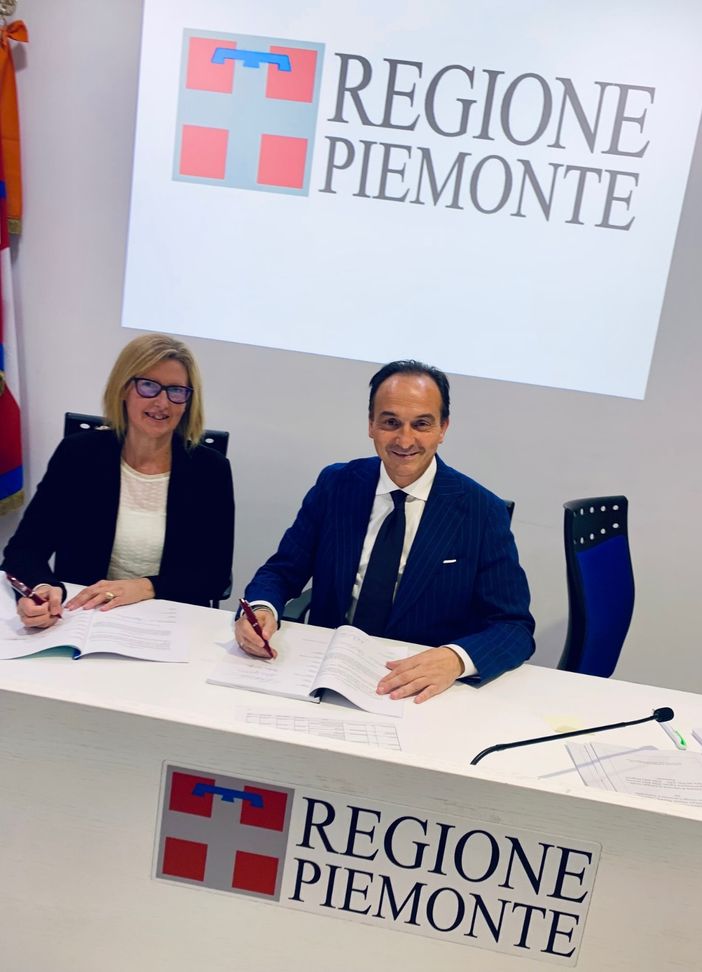 Il sindaco di Montelupo Albese Marilena Destefanis durante la firma d'intesa con Alberto Cirio, Governatore della Regione Piemonte Il sindaco di Montelupo Albese Marilena Destefanis durante la firma d'intesa con Alberto Cirio, Governatore della Regione Piemonte