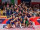 La festa del gruppo azzurro dopo la vittoria della medaglia d'oro al Pala Tatarella di Cerignola (credit CEV)