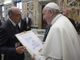 Nella foto Papa Francesco riceve dalle mani del dirigente e volontario trapiantato Aido Bruno Bottero un simpatico presente a firma di Danilo Paparelli, da sempre vicino alla causa associativa