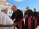 Monsignor Marco Brunetti saluta Papa Francesco (foto Diocesi di Alba)