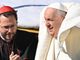 Il cardinale Giorgio Marengo con Bergoglio durante il viaggio del papa in Mongolia del settembre 2023 (foto Afp per Vatican News)