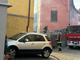 A sinistra l'abitazione interessata dall'incendio