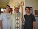 In foto il cardinale Roberto Repole con giovani braidesi