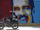 Un murales raffigurante Maduro (foto Afp - Adnkronos) Un murales raffigurante Maduro (foto Afp - Adnkronos)