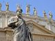 In foto la statua di san Pietro in Vaticano