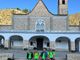 I quattro amici alla fine del loro cammino, davanti al Santuario di Sant'Anna I quattro amici alla fine del loro cammino, davanti al Santuario di Sant'Anna