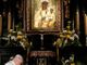 san Giovanni Paolo II in preghiera davanti alla Madonna Nera