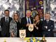 Il presidente Carla Blengio consegna il gagliardetto del Lions Club Carrù-Dogliani al presidente di zona, Teresio Cavallo. Con lei, il past president, Raffaele Sasso, il cerimoniere Paola Porta e il tesoriere, Paolo Navello