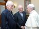 I due fratelli sacerdoti Mario (a sinistra) e Lino Mela durante un incontro con Papa Francesco (Foto Facebook Santuario Parrocchia Moretta di Alba)