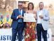 Il presidente dell’Associazione Premio Giornalistico del Roero Giovanni Negro e il presidente della giuria Gian Mario Ricciardi con Silvia Gullino premiata nel 2022 Il presidente dell’Associazione Premio Giornalistico del Roero Giovanni Negro e il presidente della giuria Gian Mario Ricciardi con Silvia Gullino premiata nel 2022