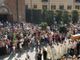 Il corteo del funerale di Madre Elvita a Saluzzo davanti al Duomo