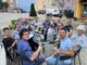 Il direttivo dell'Associazione Comuni del Moscato si incontra al bar e pensa a nuove azioni gustando i vini delle nostre colline