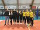 I liberi della B2/U18 di Libellula Volley con la nuova maglia targata Isiline assieme a Ivan Botta, Paola Cardullo, Anna Bardaro e Linda Magnani (foto di Libellula Volley)