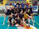Le pumine che festeggiano la vittoria cagliaritana (ph. ufficio stampa Mondovì Volley)