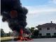 Vigili del fuoco in azione per una motrice in fiamme a Roreto di Cherasco [VIDEO]