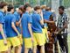 Saluzzo, i compagni di squadra consegnano la maglia n. 10 di Rasmane al padre . - foto Paola Ravazzi