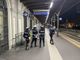 La Polizia Locale di Bra durante un controllo di routine in stazione