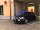 Auto della Squadra Mobile a sirene spiegate in Questura: fermato presunto stupratore del parco fluviale di Cuneo [VIDEO]