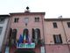 Alba: uno striscione con su scritto “Sì Asti Cuneo” sul balcone del Palazzo comunale