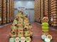 L’albero di Natale fatto con le forme intere di formaggio Piemontino, che meraviglia!