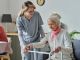 Accudire un anziano fragile a domicilio: l’Asl Cn2 ripropone il corso per caregiver famigliari, volontari e badanti