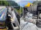 Il camion rovesciato sulla A6