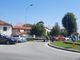 Auto contro bici a Saluzzo sulla rotonda di Porta Cuneo, traffico in tilt Auto contro bici a Saluzzo sulla rotonda di Porta Cuneo, traffico in tilt