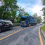 Camion in avaria sulla Statale 28, perde liquido scivoloso: traffico a senso unico alternato Camion in avaria sulla Statale 28, perde liquido scivoloso: traffico a senso unico alternato