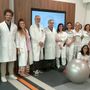 Il dottor De Roberto, al centro della foto, col team del reparto, la direttrice generale Paola Malvasio e il direttore amministrativo Claudio Monti Il dottor De Roberto, al centro della foto, col team del reparto, la direttrice generale Paola Malvasio e il direttore amministrativo Claudio Monti