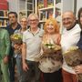In foto Piero Montanaro con gli amici del Caffè letterario di Bra