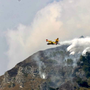 Nelle foto i Canadair in azione (Ph. Bluathomas, Instagram)