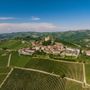 Una veduta di Serralunga d'Alba coi suoi vigneti (foto Lavezzo Studios, archivi Paesaggi Vitivinicoli Unesco) Una veduta di Serralunga d'Alba coi suoi vigneti (foto Lavezzo Studios, archivi Paesaggi Vitivinicoli Unesco)