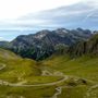 Una veduta panoramica della strada del Colle dell'Agnello (foto Provincia di Cuneo) Una veduta panoramica della strada del Colle dell'Agnello (foto Provincia di Cuneo)