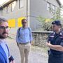 Un'immagine del luglio 2024: il sindaco Alberto Gatto, l'assessore Davide Tibaldi e il comandante della Compagnia Carabinieri, capitano Giuseppe Santoro, presso il residence della stazione ferroviaria appena sgomberato