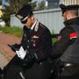 Controlli straordinari dei Carabinieri nel Fossanese: ritirate due patenti, sequestrate piccole quantità di stupefacenti e un allontanamento
