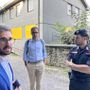 Un'immagine del luglio 2024: il sindaco Alberto Gatto, l'assessore Davide Tibaldi e il comandante della Compagnia Carabinieri, capitano Giuseppe Santoro, presso il residence della stazione ferroviaria appena sgomberato