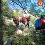 Cade nei boschi e si ferisce mentre raccoglie con funghi con il marito a Valloriate