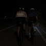 Ciclisti al buio di notte affiancati in strada: perché questo disprezzo per la vita?